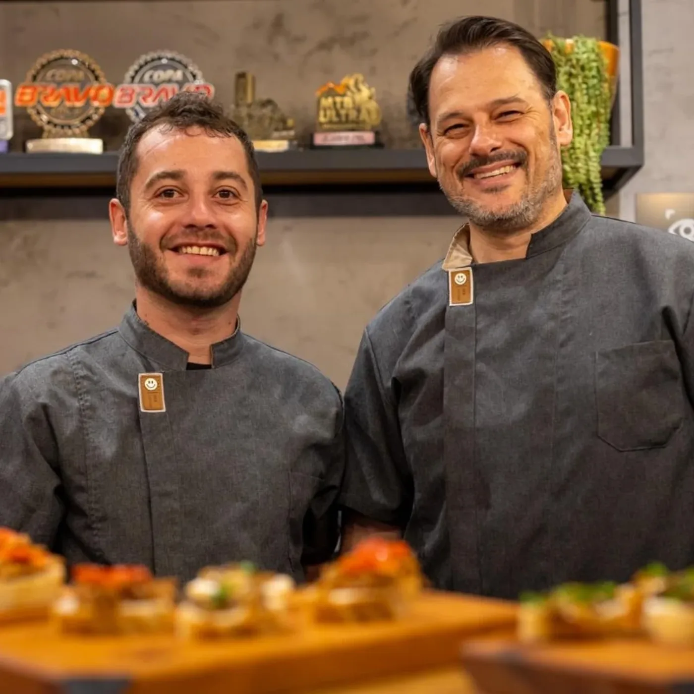 Dupla de chefs da G2 Gastronomia uniformizados durante um evento