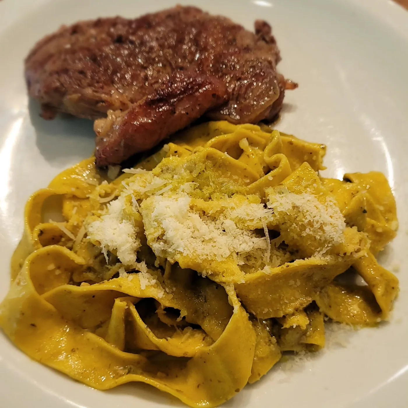 Prato de massa fresca artesanal finalizada com carne e queijo