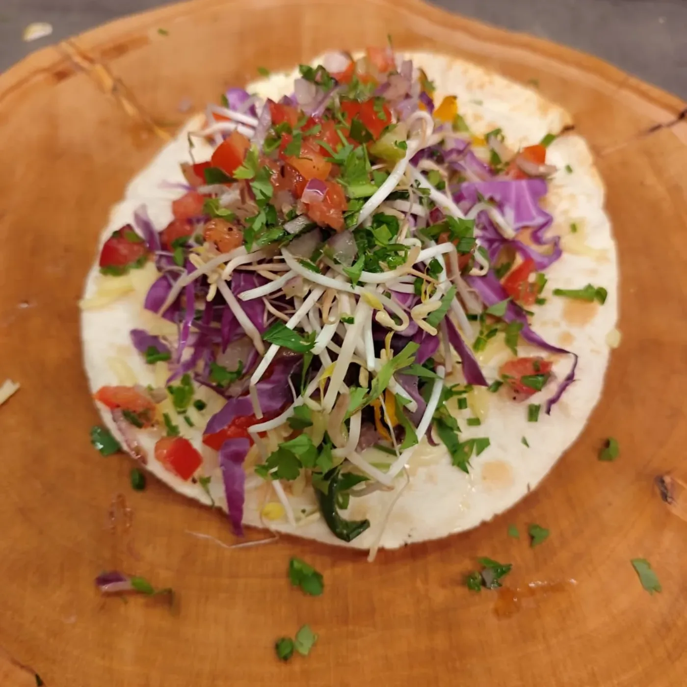 Taco fresco montado com carne, repolho roxo e molhos coloridos